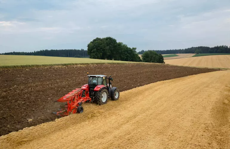Die großen Freiräume des MASTER 103 ermöglichen das Einarbeiten sehr großer Mengen an Ernterückständen.