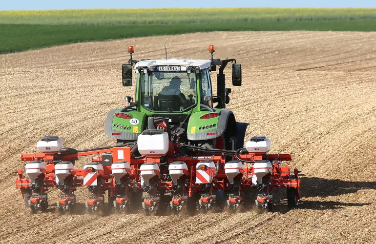 MAXIMA 3_Pneumatic-precision-seed-drills_working.jpg