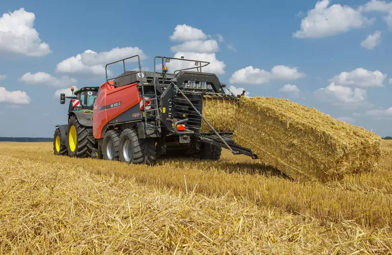 SB 1290 iD beim Pressen auf einem Strohacker