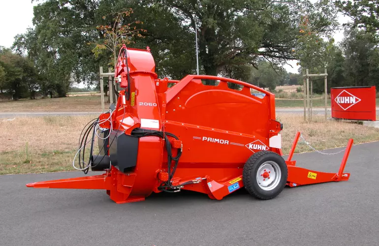 Einstreugerät KUHN PRIMOR 2060 H in Aufsattelversion, Ansicht von vorn links