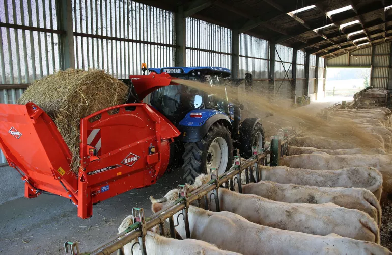 Einstreu- und Verteilgerät KUHN PRIMOR 2060 M beim Transport