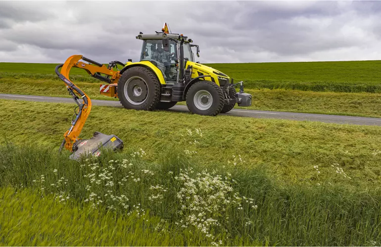 KUHN-Böschungsmäher PRO-LONGER GII 5683 SP – nach vorne abgewinkelter Ausleger OPTIview für optimale Übersicht 