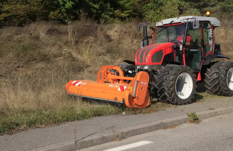 PRO 210 Mulchgerät bei der Randstreifenpflege
