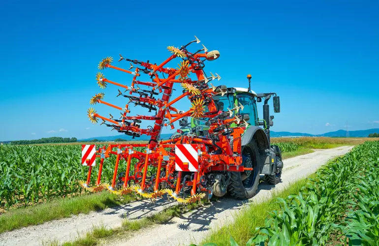 Das Hackgerät ROWLINER bei der Arbeit auf einem Feld