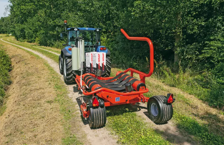 RW 1610 in Transportposition auf der Straße.