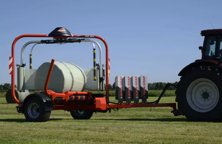 Rundballenwickler RW 1800 beim Wickeln auf dem Feld.