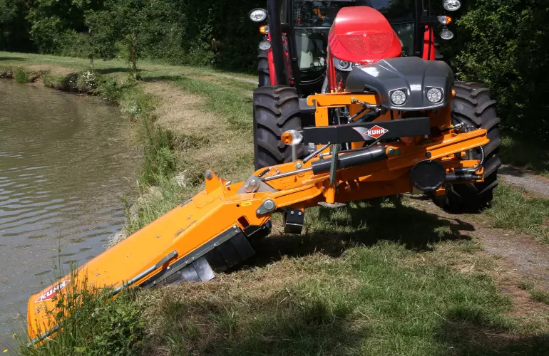 Der Böschungsmäher SPRING LONGER 70 beim Einsatz entlang einer Uferböschung