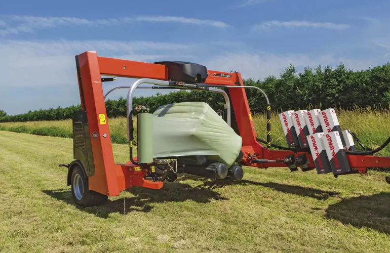 SW 4014 beim Wickeln eines Großballens