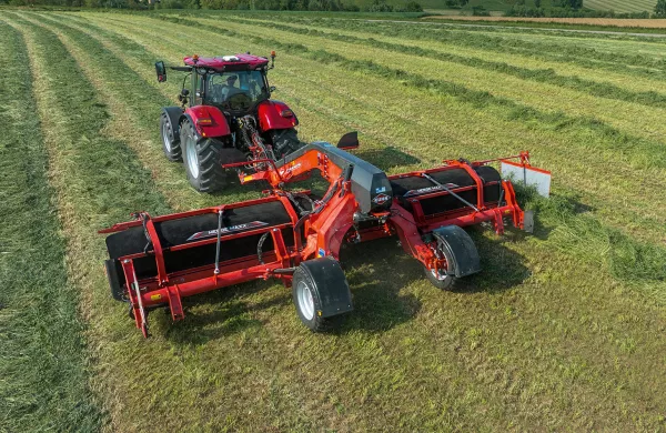 Ein Bild des Bandschwaders MERGE MAXX 952 im Einsatz.