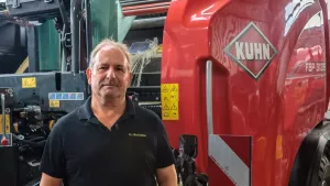 Der Lohnunternehmer Uwe Schulze vor seiner Presswickelkombination FBP 3135