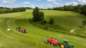 2 Presswickelkombinationen des Lohnunternehmers Uwe Schulze bei der Arbeit auf dem Feld