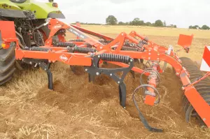 soil loosening with a stubble culativator in a min-till approach