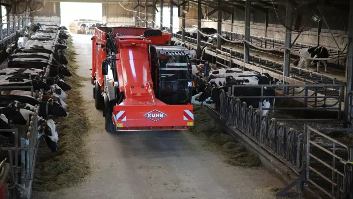 SPW INTENSE, ein selbstfahrender Futtermischwagen, im Kuhstall