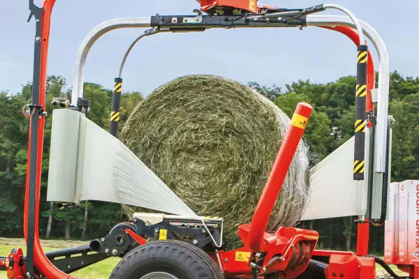 Die zentral angetriebenen Satellitenarme haben je einen Vorstrecker mit 750-mm-Folienrolle.