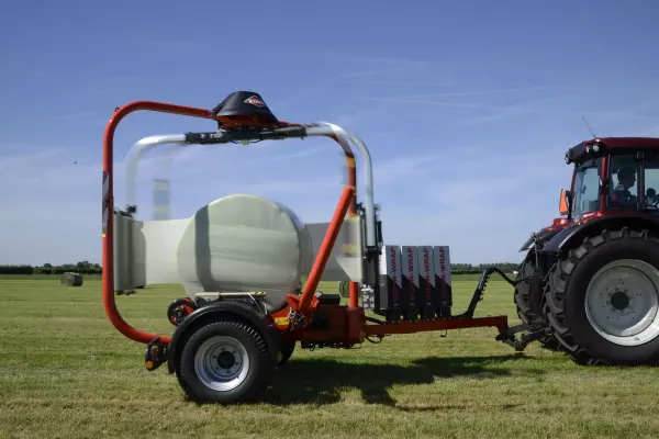 Der Wickler hat einen doppelten Hochgeschwindigkeitssatelliten, dessen Boost-Funktion die Drehzahl ab 5 km/h Fahrgeschwindigkeit auf 40 U/min erhöhen kann.