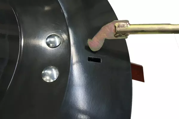 Für den Messerwechsel wird lediglich ein Hakenwerkzeug benötigt.