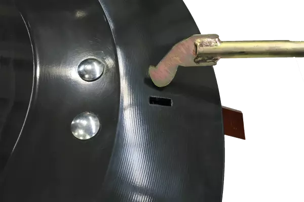 Für den Messerwechsel wird lediglich ein Hakenwerkzeug benötigt.