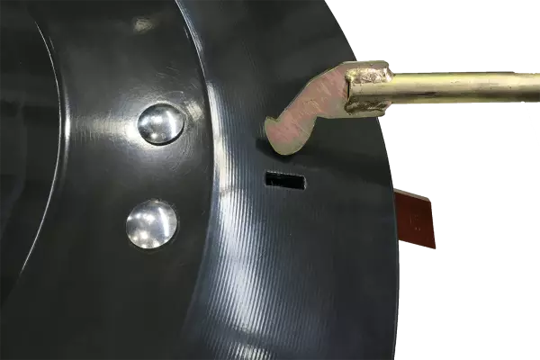 Mit einem hakenförmigen Werkzeug lassen sich die Klingen einfach und sicher austauschen.