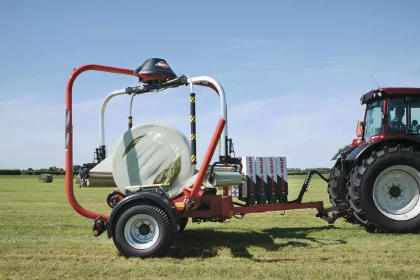 Beim 3D-Wickeln wird die Ballenoberfläche gleichmäßig und sparsam mit Folie umwickelt.