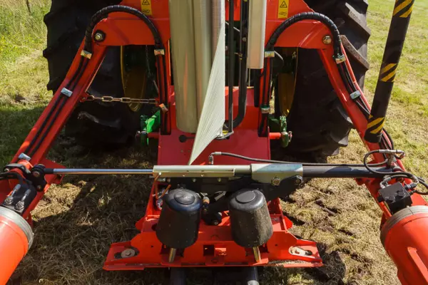 Der hydraulische Folienschneider mit Klemmvorrichtung hält und durchtrennt die Folie.