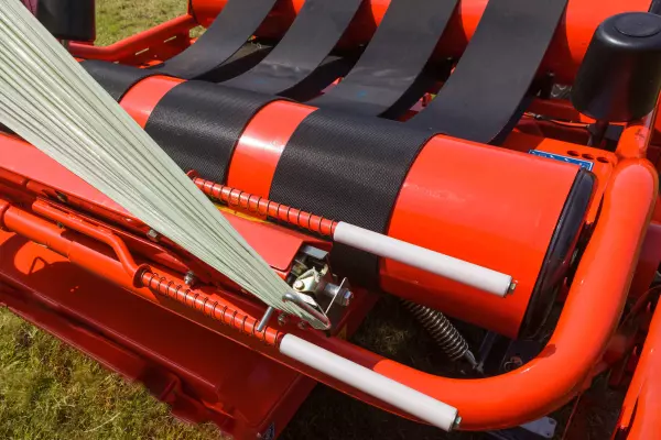 Der federbelastete Folienschneider mit Klemmvorrichtung hält und durchtrennt die Folie automatisch.