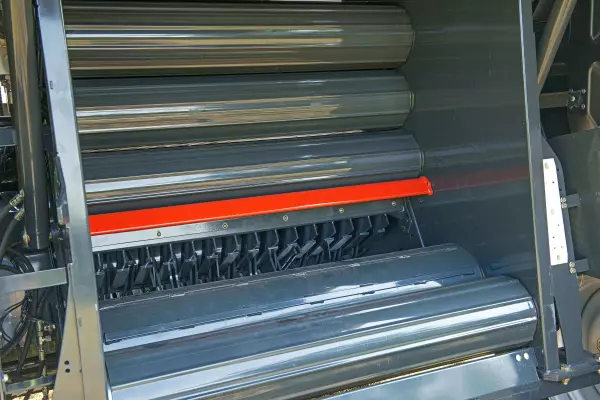 Durch das symmetrische Profil der 18 Stahlwalzen wird der Ballen zuverlässig in Drehung versetzt.