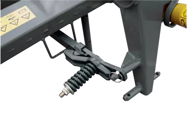 Beim Aufprall auf ein Hindernis schwenkt das Mähwerk zurück und absorbiert die Stoßwirkung.