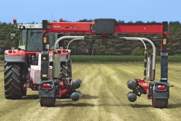 Der Wickler hat auf dem Feld 4 m Arbeitsbreite.