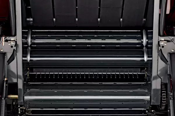 Die fünf Riemen und drei Walzen der Presskammer der VBP 3200 gewährleisten eine schnelle, einheitliche Ballenformung.