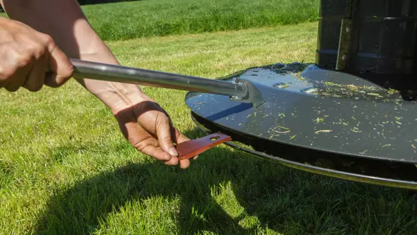 Die klappbaren Front- und Seitenverkleidungen lassen sich bei der täglichen Wartung sowie beim Klingenwechsel bequem anheben.