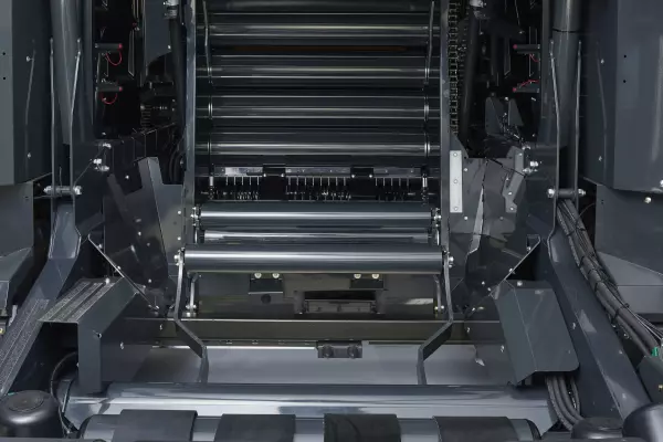 Das verbesserte System mit zwei Ladearmen gewährleistet eine schnelle und zuverlässige Ballenübergabe.