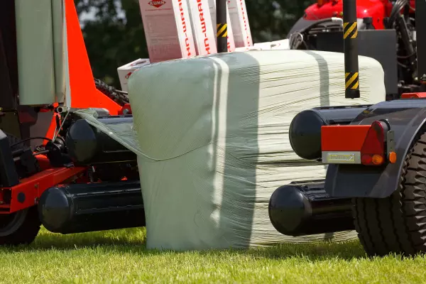 Wahlweise können Sie den Ballen auf der Stirnseite ablegen, um die Transportarbeiten zu erleichtern