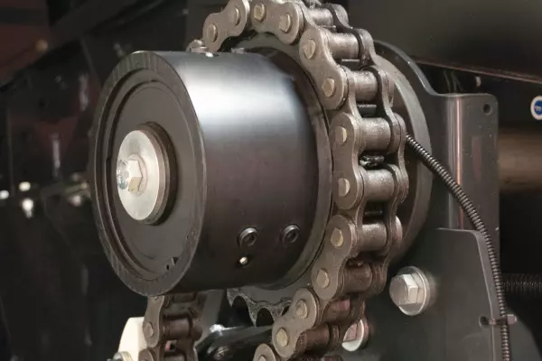 Bei den Großpackenpressen von KUHN sind alle Hauptkomponenten des Einzugs mit einer Nockenschaltkupplung ausgerüstet.