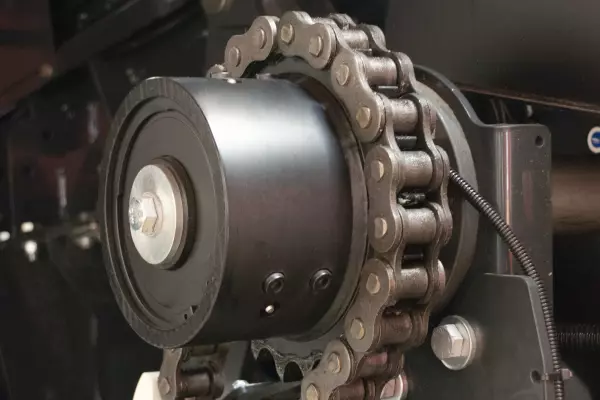 Bei den Großpackenpressen von KUHN sind alle Hauptkomponenten des Einzugs mit einer Nockenschaltkupplung ausgerüstet.