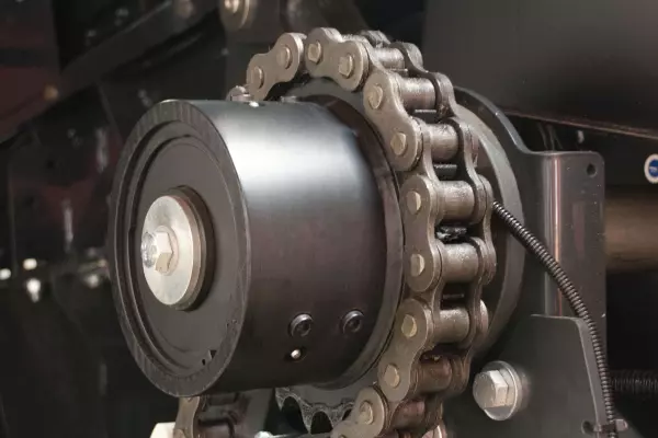 Bei den Großpackenpressen von KUHN sind alle Hauptkomponenten des Einzugs mit einer Nockenschaltkupplung ausgerüstet.