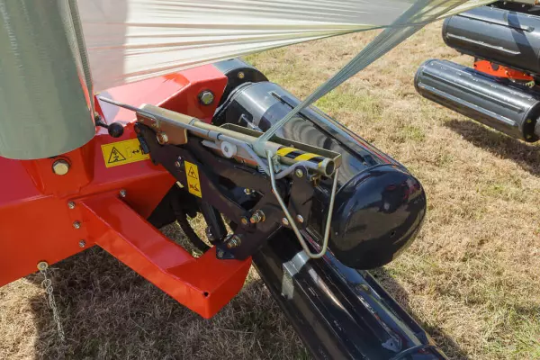 Die bekannten Scheren-Folienschneider halten und durchtrennen die Folie.