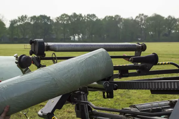 Die drehbaren Vorstrecker sind in gut erreichbarer Höhe angebracht und erleichtern das Einlegen der Folie.