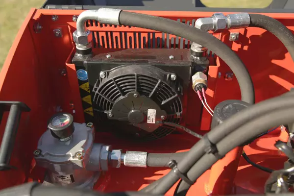 Die Böschungsmäher AGRI-LONGER GII mit mechanischer Anfahrsicherung besitzen serienmäßig einen Ölkühler mit Gebläse und 5 kW Kühlleistung – für einen konstanten, zuverlässigen Einsatz.