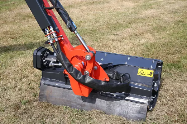 2 Mähkopfversionen an den KUHN-Böschungsmähern AGRI-LONGER GII mit Anfahrsicherung am Drehgelenk 