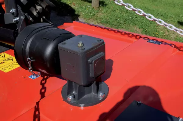 Selbst extrem holzige Ernterückstände können mit dem Sichel-Mulcher bearbeitet werden.