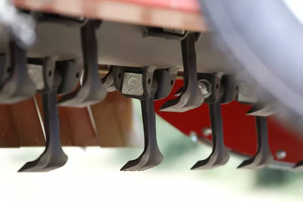 Manuell zu öffnende hintere Abdeckhaube für einen leichten Zugang zum Rotor bei den Mulchgeräten der Serie BK.