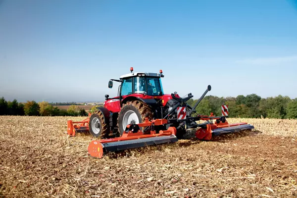 Um höhere Flächenleistungen zu erzielen, kann das Mulchgerät BP 8300 zusammen mit einem Frontmulcher eingesetzt werden.