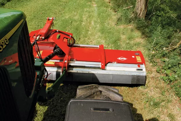 Seitenverschiebung mittels Schiebesystem bei den Mulchgeräten der Serie BP-BPR 100