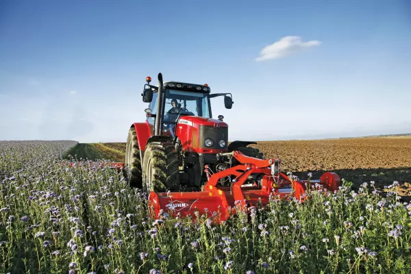 Die Mulchgeräte der Serie BPR 100 können je nach Bedarf vorne oder hinten am Traktor angebaut werden