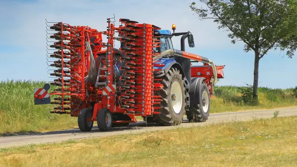 Bestellkombination, bestehend aus Kreiselegge HR 6040 RCS und Scharschiene BTFR 6030, beim Transport