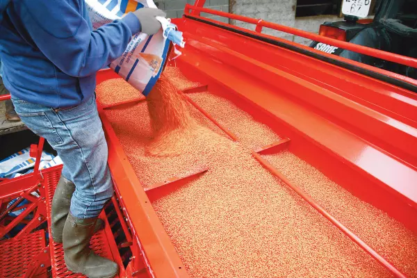 Einfache Befüllung des Behälters bei der Serie der mechanischen Aufbaudrillmaschinen COMBILINER INTEGRA