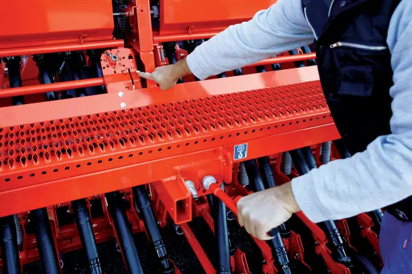 Die präzise Saatgutablage durch die mechanische Aufbaudrillmaschine COMBILINER INTEGRA