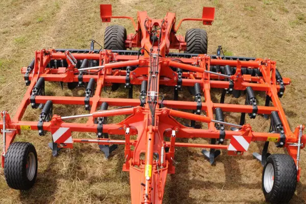 Der CULTIMER L als Anbaumaschine für ein leichteres Wendemanöver am Feldrand