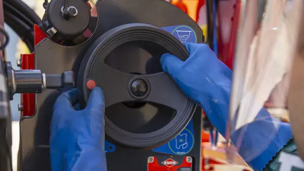 Foto des Fahrers, der das Multifunktionsventil beim Bedienzentrum DILUSET+ dreht