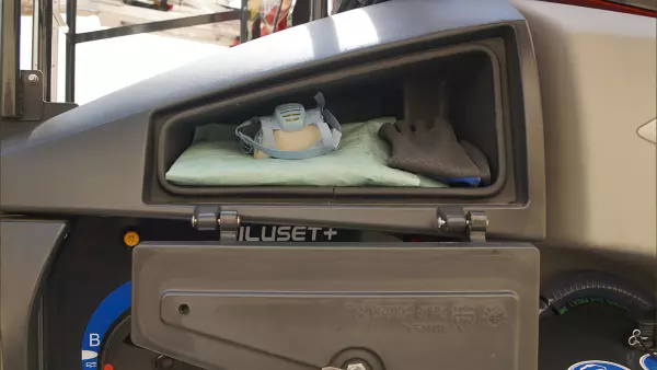 Staufach für Schutzkleidung auf der linken Maschinenseite